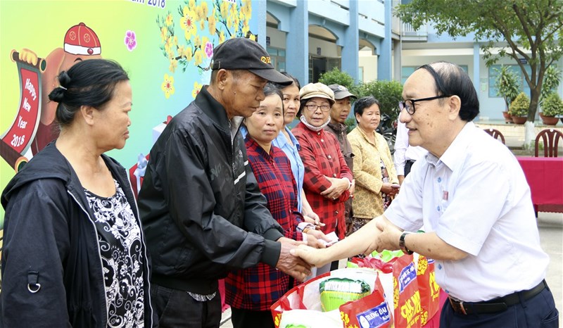 Ấm lòng các hộ nghèo địa phương