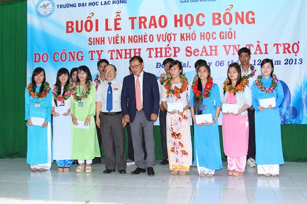 Thép SeAH VN trao học bổng 