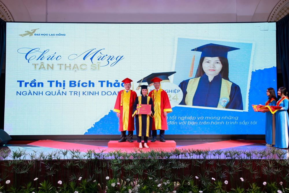 Tân Tiến sĩ, Thạc Sĩ, Cử Nhân Kinh Tế, Kỹ Sư IT, Dược sĩ LHU rạng rỡ trong ngày tốt nghiệp