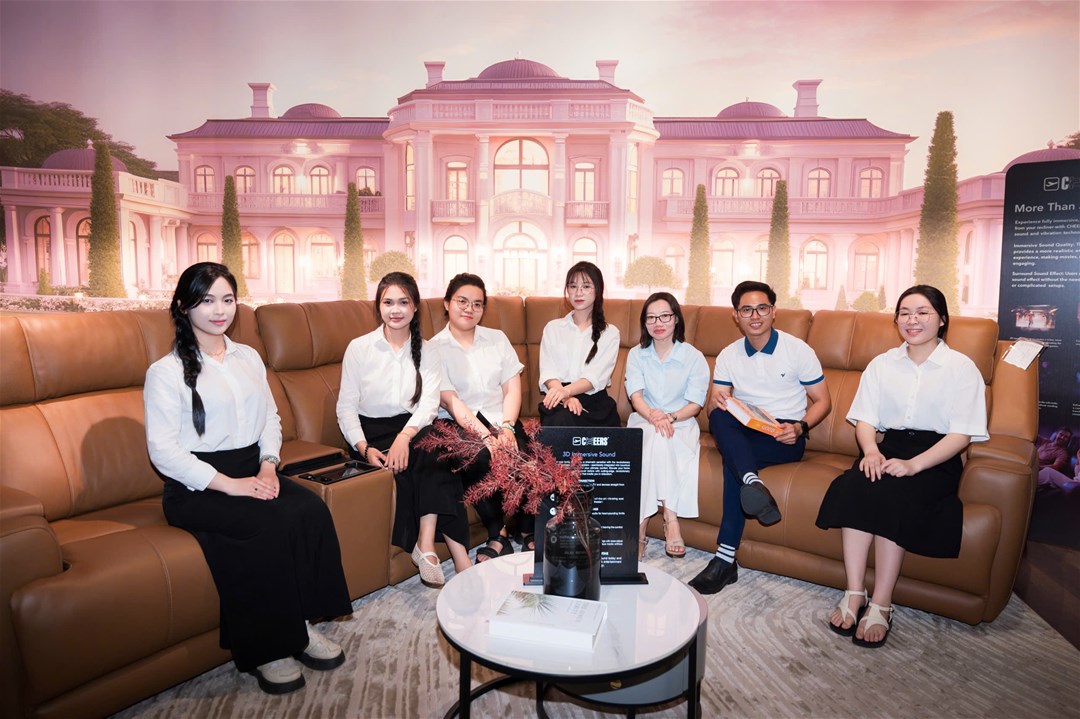 Sinh viên và giảng viên chụp ảnh lưu niệm tại khu vực trưng bày sản phẩm nội thất của Công ty TNHH TIMBERLAND.